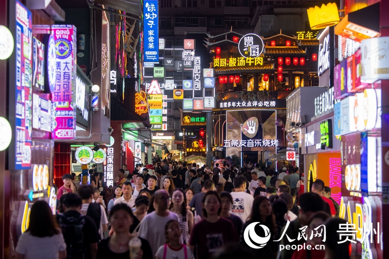 6月21日，貴陽(yáng)，青云市集內(nèi)游人如織。人民網(wǎng)記者 翁奇羽攝