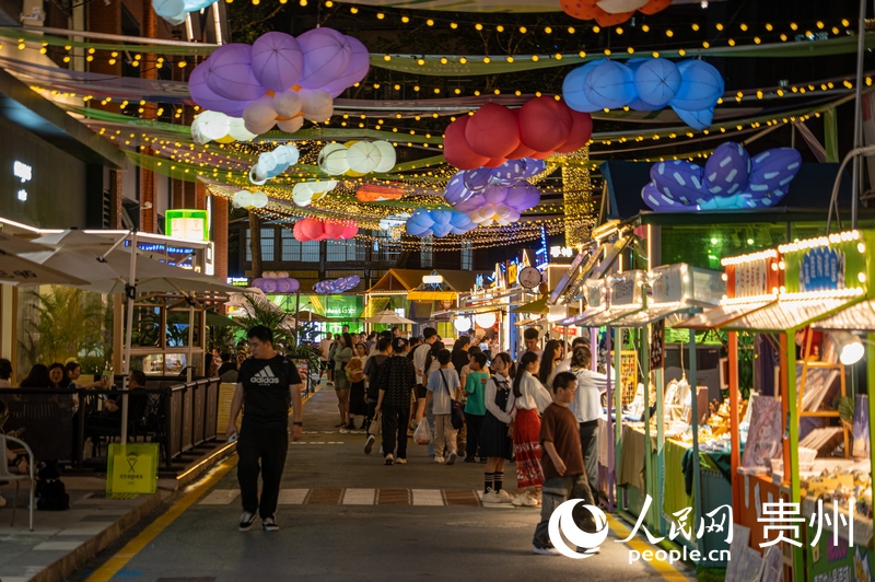 6月21日，貴陽(yáng)新印廠霓虹閃爍，映照城市夜生活。人民網(wǎng) 陽(yáng)茜攝