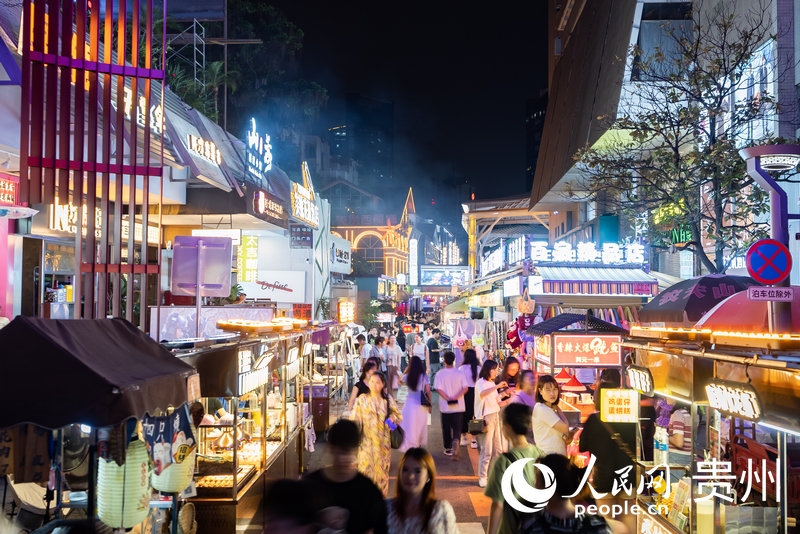 6月21日，夜幕下人頭攢動(dòng)的貴陽(yáng)市太平路街區(qū)。人民網(wǎng)記者 涂敏攝