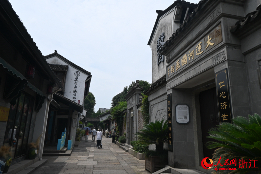 運河邊的老建筑被完好保存下來。人民網(wǎng)記者 張麗瑋攝