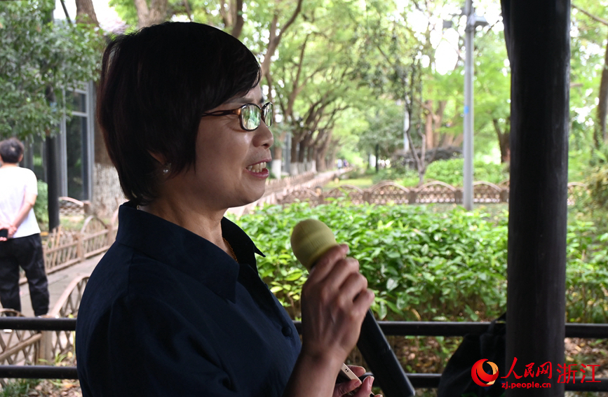 面向運河，任國萍放聲歌唱。人民網(wǎng)記者 張麗瑋
