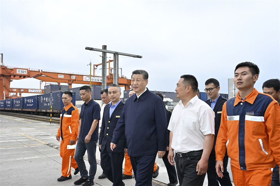 2024年4月22日至24日，中共中央總書記、國家主席、中央軍委主席習近平在重慶考察。這是22日下午，習近平在重慶國際物流樞紐園區(qū)重慶鐵路集裝箱中心站，同貨車司機、列車司機、裝卸工人、場站管理人員等親切交流。新華社記者 岳月偉 攝