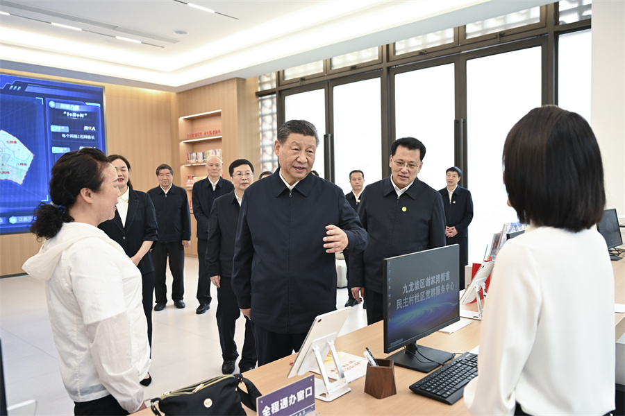 2024年4月22日至24日，中共中央總書記、國家主席、中央軍委主席習近平在重慶考察。這是22日下午，習近平在九龍坡區(qū)謝家灣街道民主村社區(qū)考察。新華社記者 謝環(huán)馳 攝