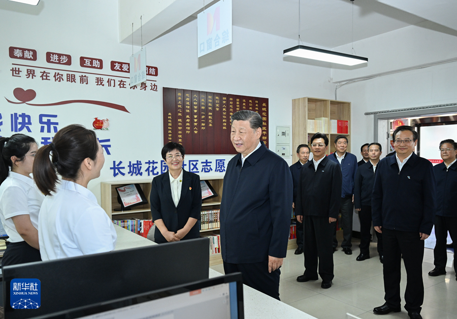 2024年6月19日下午，習近平在寧夏銀川市金鳳區(qū)長城花園社區(qū)黨群服務中心便民服務廳了解社區(qū)開展便民惠民服務等情況。新華社記者 謝環(huán)馳 攝