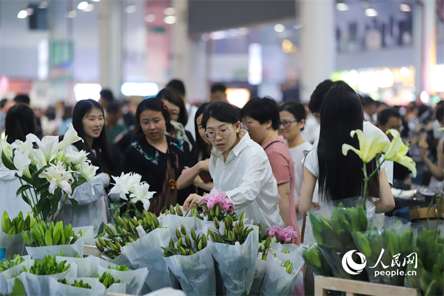 游客在昆明斗南花卉市場(chǎng)選購(gòu)鮮花。人民網(wǎng)記者 李發(fā)興攝