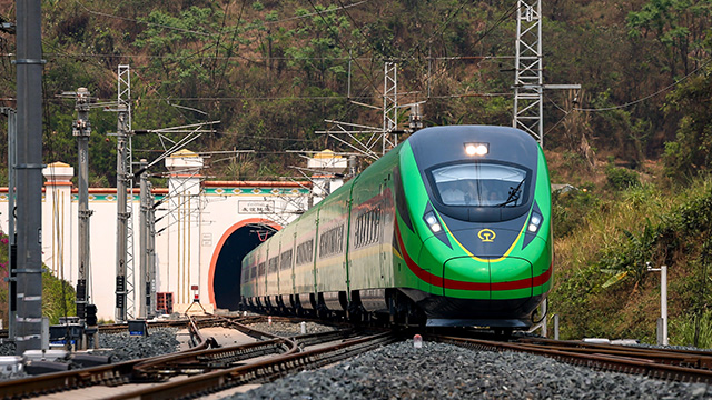 “瀾滄號(hào)”動(dòng)車(chē)組列車(chē)駛過(guò)友誼隧道。徐章位攝