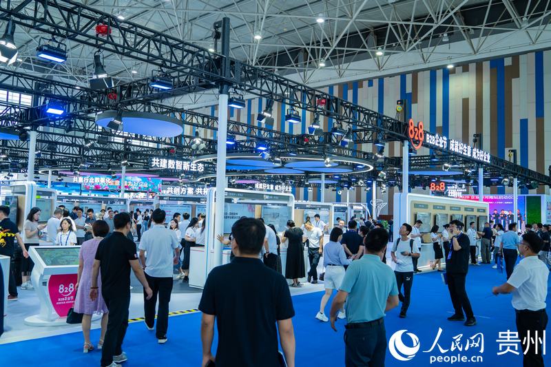2、2024數(shù)博會共吸引400余家展商參展。人民網(wǎng) 陽茜攝.jpg