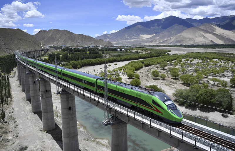2022年6月22日，復興號列車行駛在西藏山南境內(nèi)。
