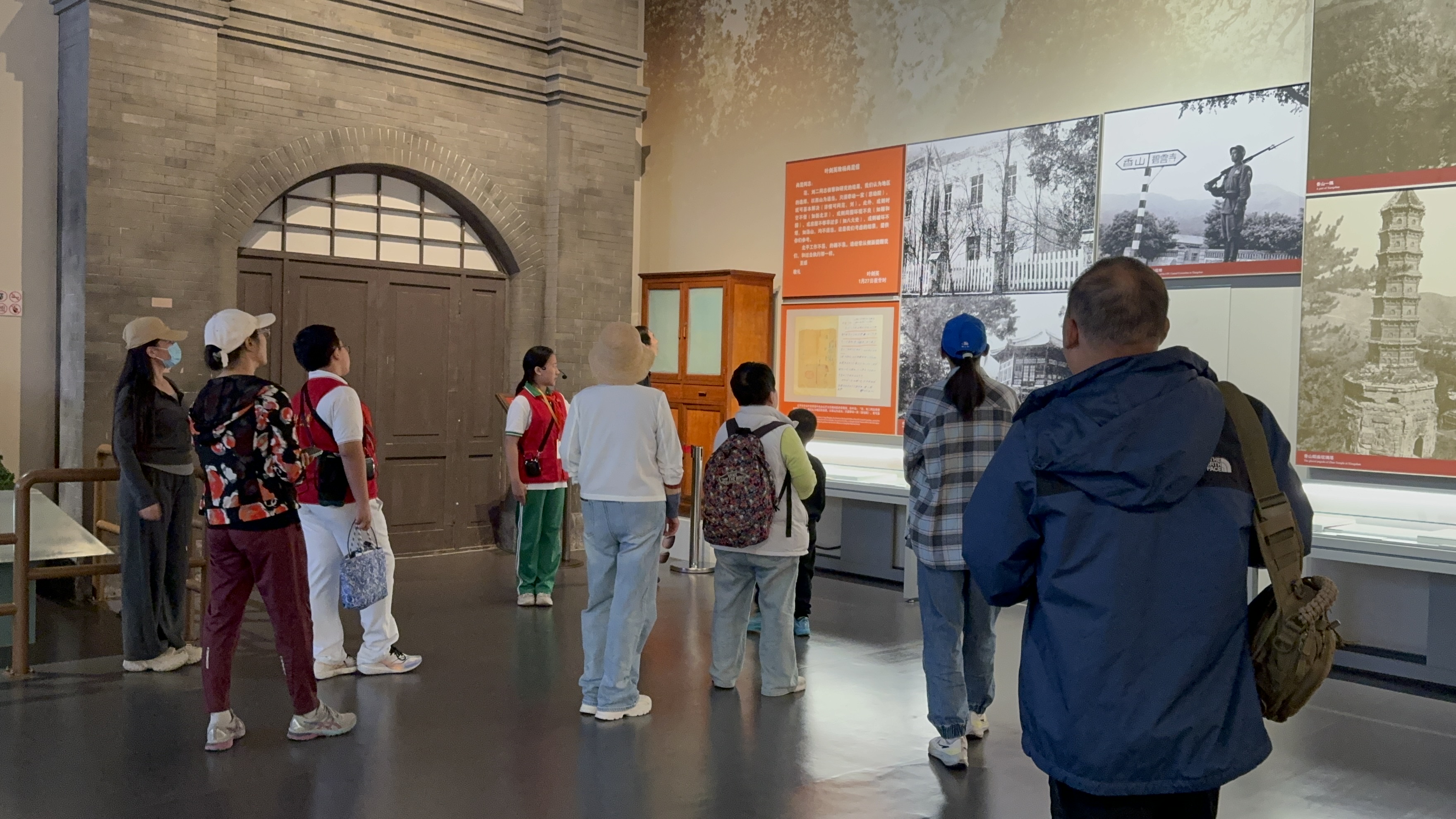 10月4日，北京香山革命紀(jì)念館內(nèi)，一名“紅領(lǐng)巾志愿者”正在為參觀者講解。人民網(wǎng)記者 劉微攝