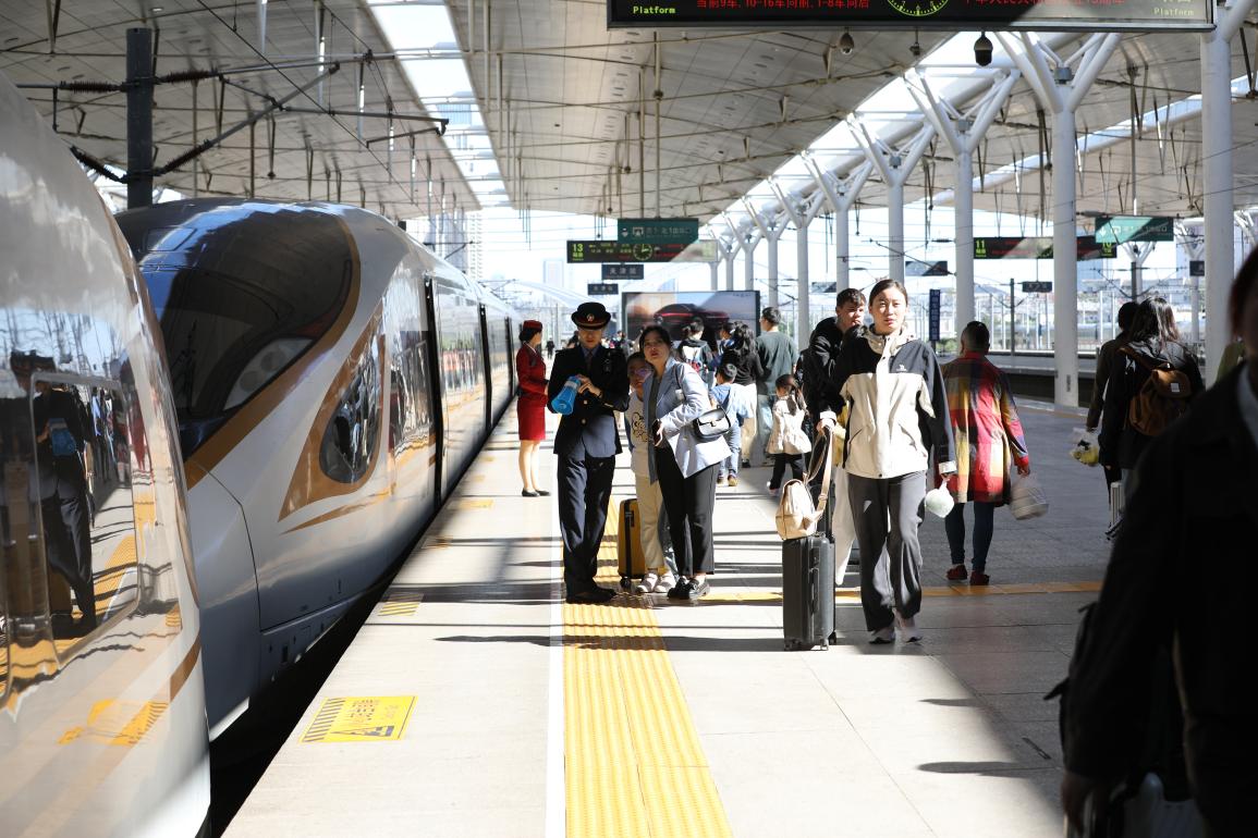旅客在站臺準備乘車。受訪方供圖