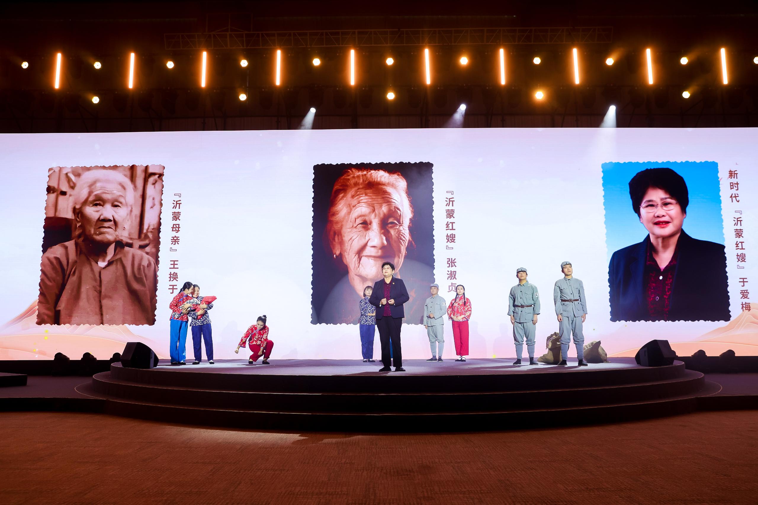 “何以中國·弦歌不輟”網(wǎng)絡(luò)主題活動(dòng)現(xiàn)場(chǎng)，于愛梅講述“沂蒙紅嫂”的故事。人民視頻供圖。
