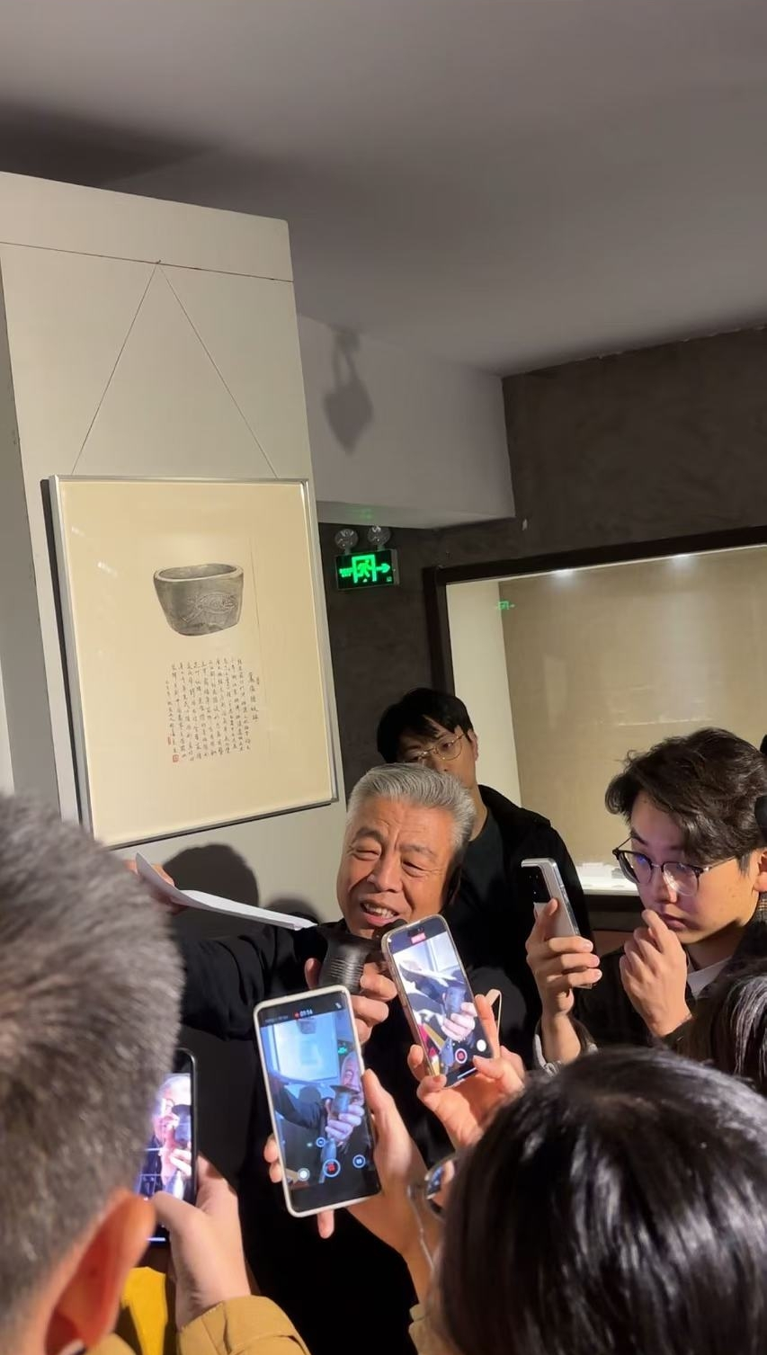 黑陶邢文化博物館館長(zhǎng)邢葆東展示兩張相疊的A4紙，向記者解釋此為杯口的厚度。
