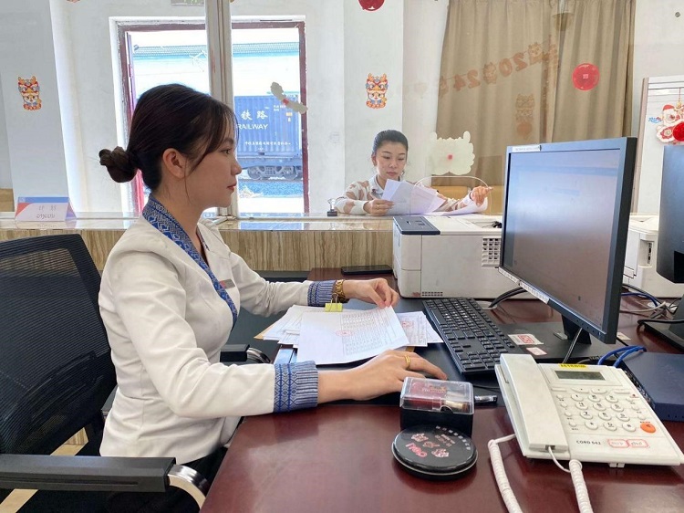 春節(jié)期間，中老鐵路員工堅守崗位，保障鐵路運行安全、暢通。李加勇攝