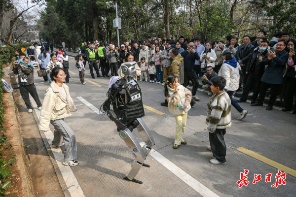 “智警小珞”人形機(jī)器人和小朋友們斗舞。長江日?qǐng)?bào)記者史偉 攝