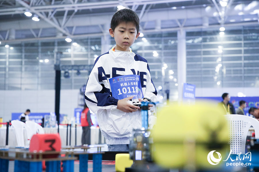 參加2025數(shù)字中國(guó)創(chuàng)新大賽青少年AI機(jī)器人賽道決賽的小選手。人民網(wǎng)記者 焦艷攝