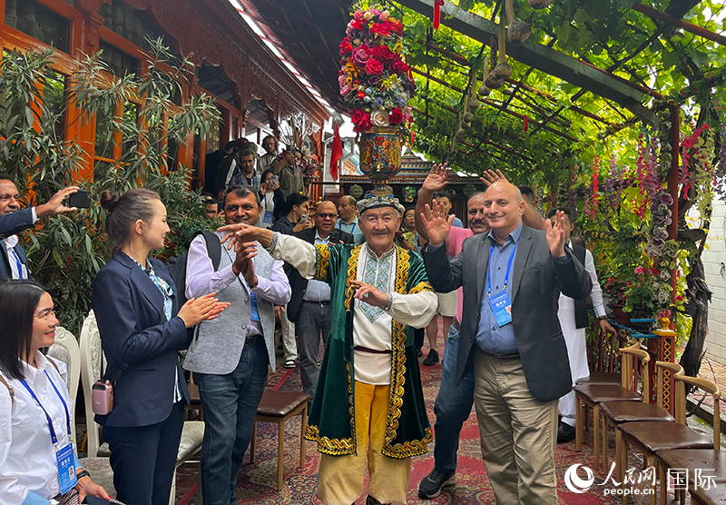 5月24日，外國媒體人在伊寧市喀贊其民俗旅游區(qū)參觀體驗(yàn)。 人民網(wǎng)記者 翟轉(zhuǎn)麗攝