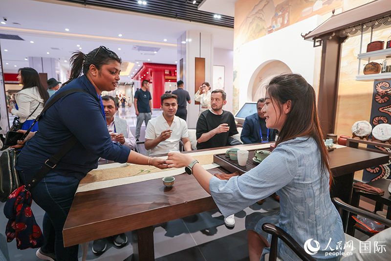 5月25日，外國媒體人在霍爾果斯國際邊境合作中心中國文化館參觀。人民網(wǎng)記者 張武軍攝