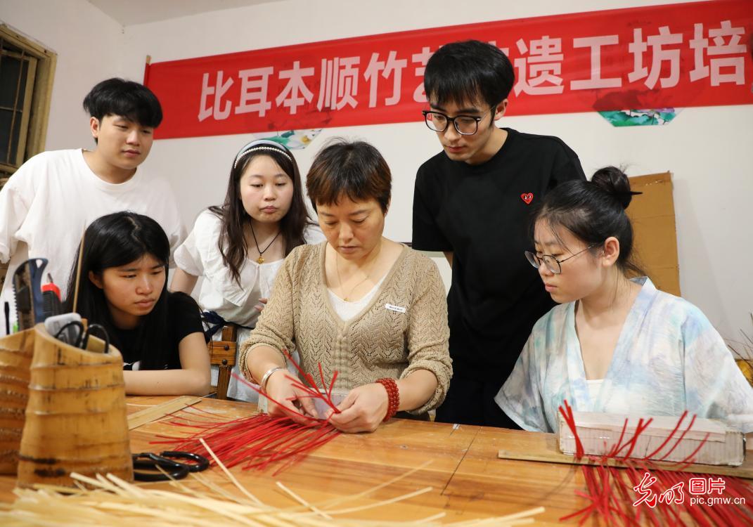 直播助農(nóng)、健康義診、扮靚街巷……青年學(xué)子暑期返鄉(xiāng)服務(wù)桑梓