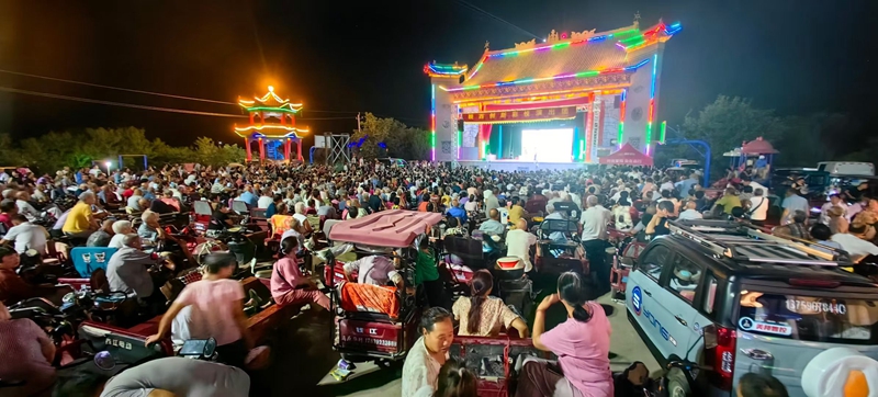 “戲曲進(jìn)鄉(xiāng)村”在吉安城村演出。姚二曼攝