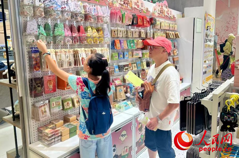 游客在文創(chuàng)店挑選商品。人民網(wǎng)記者 鄒星攝