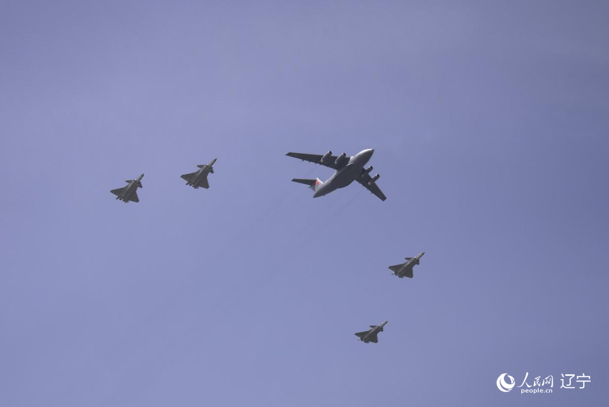 執(zhí)行第十二批在韓中國(guó)人民志愿軍烈士遺骸轉(zhuǎn)運(yùn)任務(wù)的運(yùn)-20進(jìn)入中國(guó)領(lǐng)空后，首次采用“五機(jī)編隊(duì)”的方式，由4架殲-20伴飛護(hù)航，與往年相比護(hù)航規(guī)格更高。人民網(wǎng)記者 邱宇哲攝