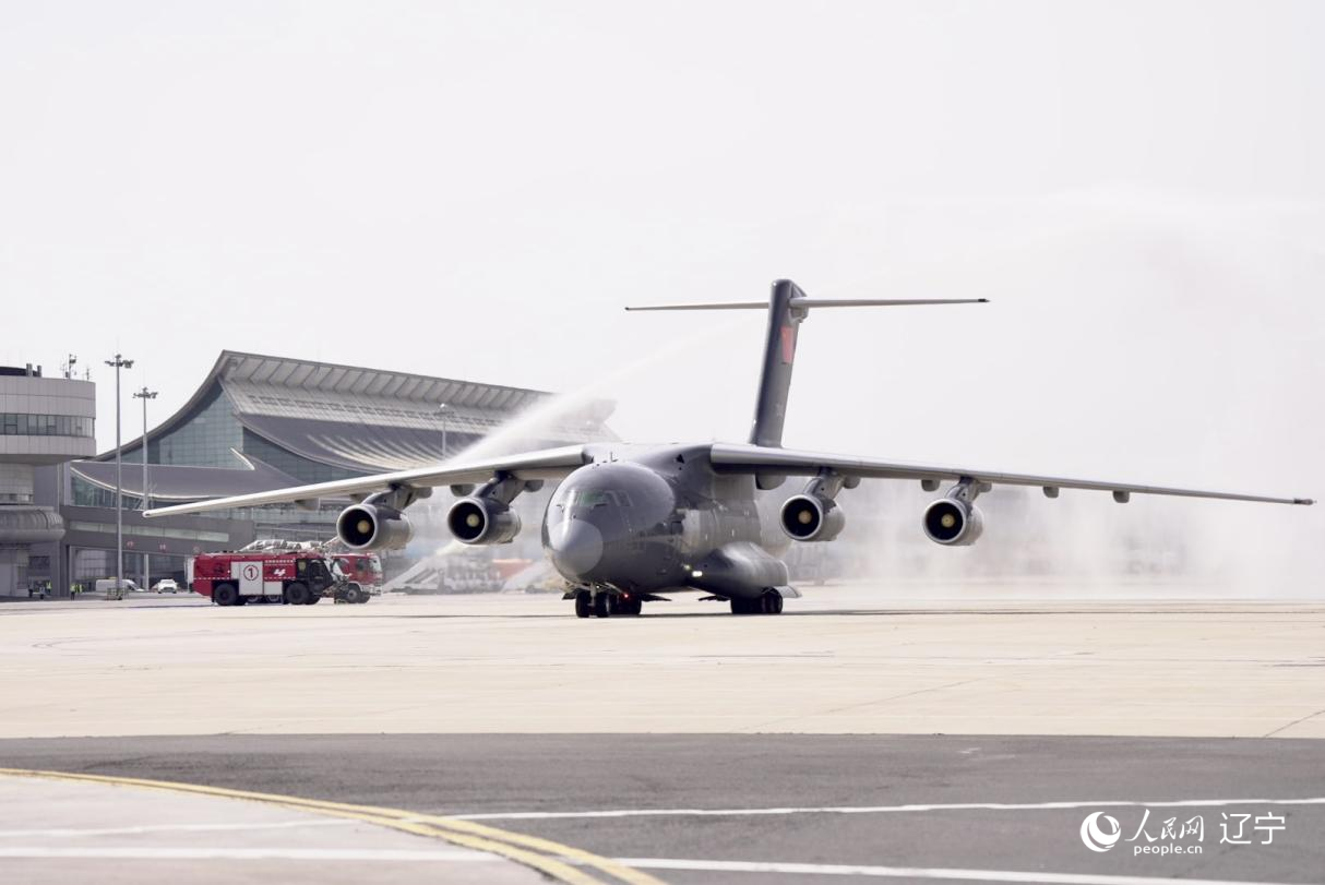 沈陽(yáng)桃仙國(guó)際機(jī)場(chǎng)以“過(guò)水門”最高禮遇迎接英烈回家。人民網(wǎng)記者 邱宇哲攝