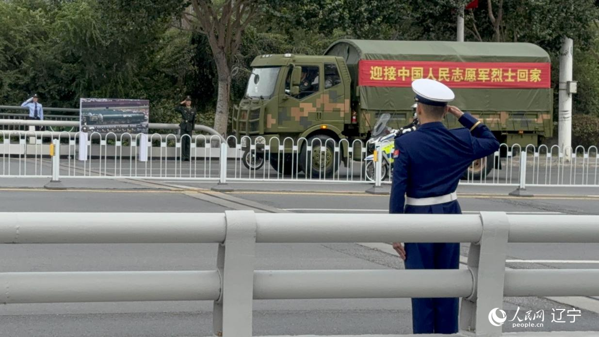 沈陽(yáng)市渾河橋東側(cè)，擺放著東風(fēng)—5C導(dǎo)彈的受閱照片。人民網(wǎng)記者 湯龍攝