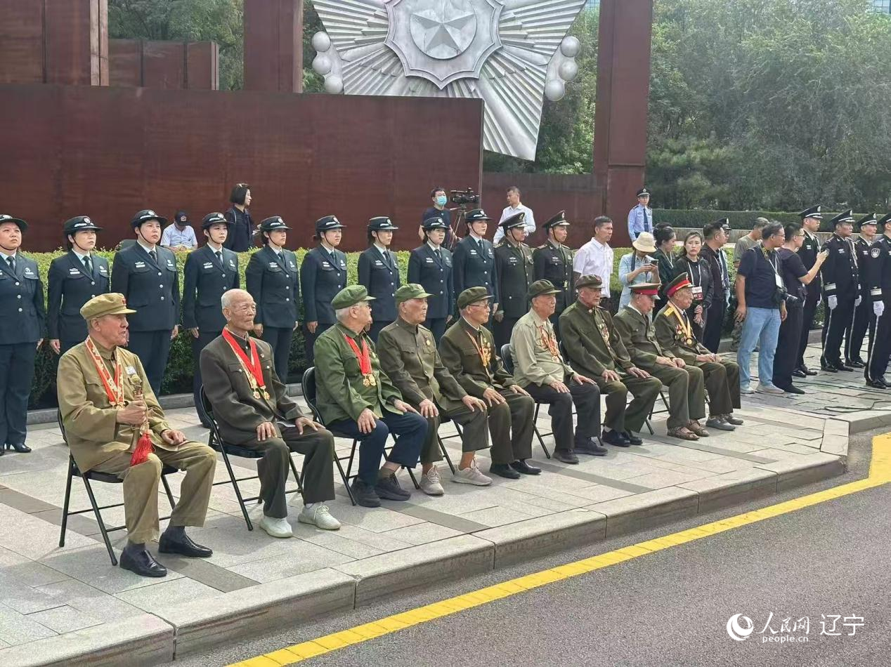 沈陽(yáng)抗美援朝烈士陵園門前，志愿軍老戰(zhàn)士等候戰(zhàn)友的歸隊(duì)。人民網(wǎng)記者 周頌雪攝