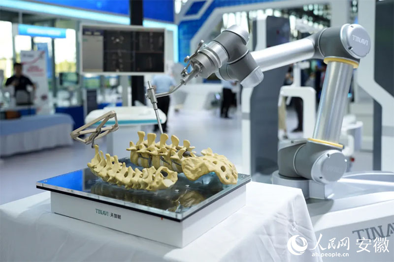 2024世界制造業(yè)大會(huì)上展出的骨科手術(shù)機(jī)器人。人民網(wǎng)記者 王銳攝