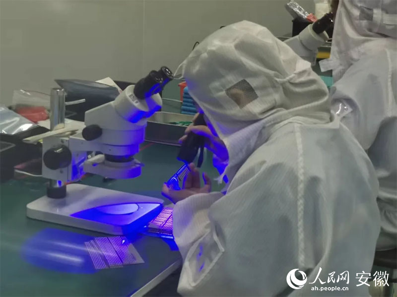 金張科技帶動(dòng)下，超100家功能膜新材料企業(yè)在太湖縣集聚。人民網(wǎng)記者 胡雨松攝