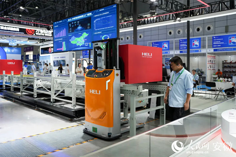 2024世界制造業(yè)大會(huì)上，合力將智能數(shù)據(jù)工廠系統(tǒng)帶進(jìn)展會(huì)。人民網(wǎng)記者 王銳攝