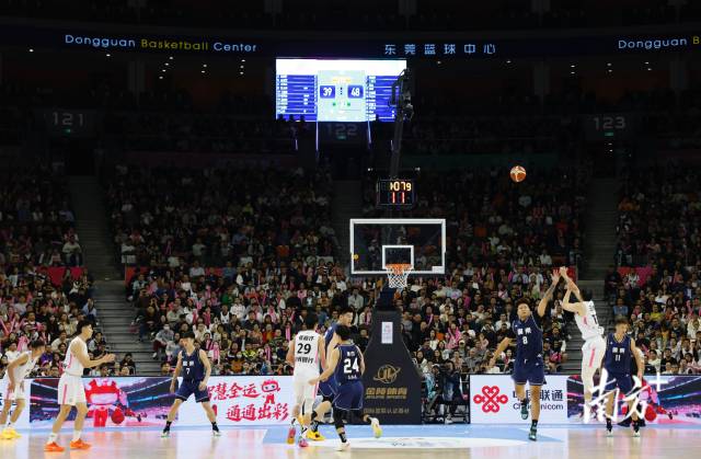 11月12日，十五運(yùn)會男籃成年組決賽，現(xiàn)場有序而熱烈。張由瓊 攝