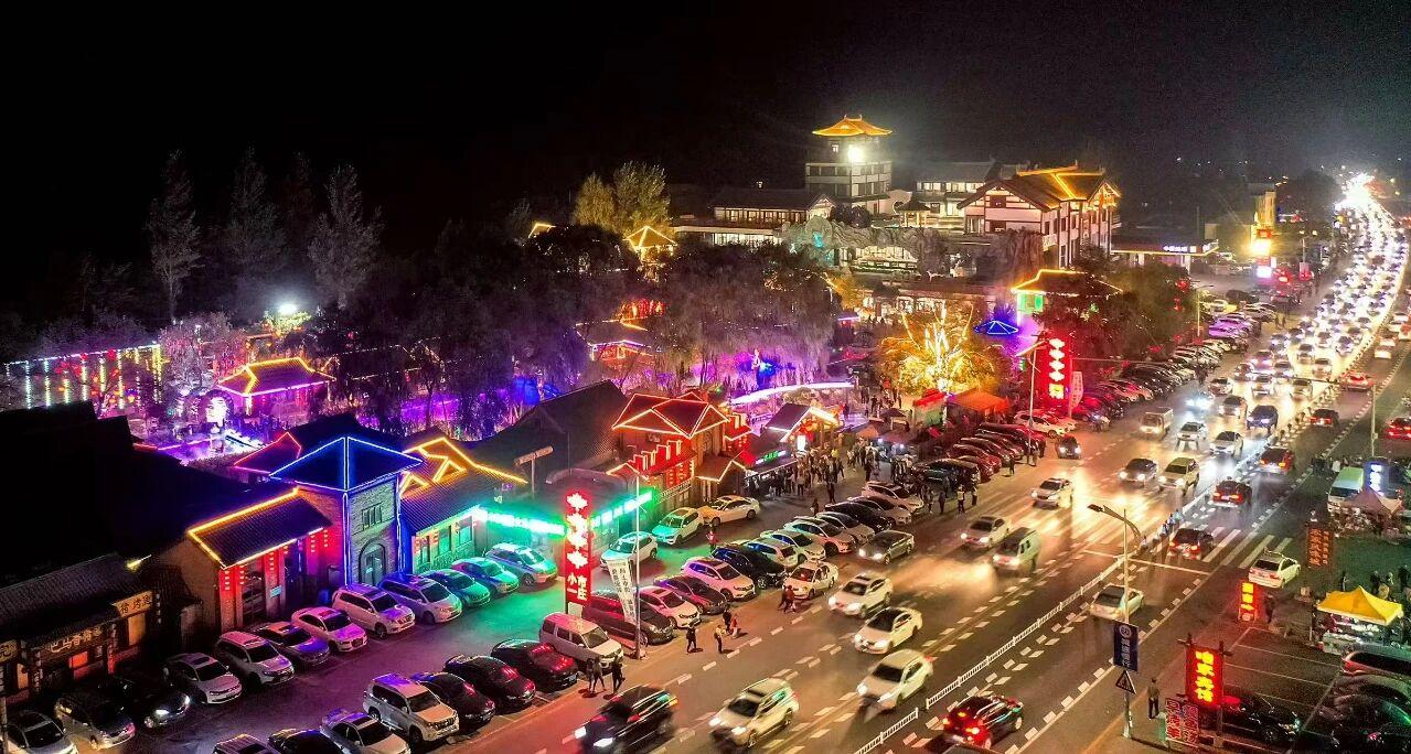 “小市一莊”夜景。受訪者供圖