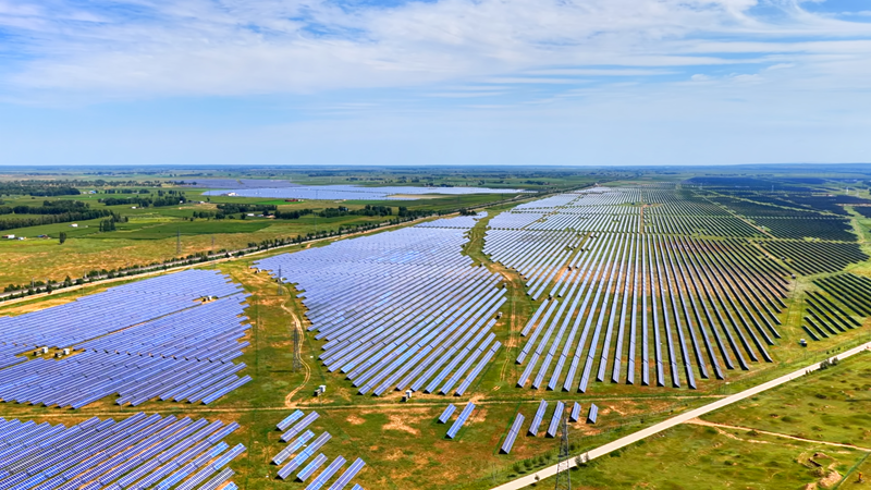 定邊縣連片光伏板鋪展成綠色能源畫卷。陳煜攝