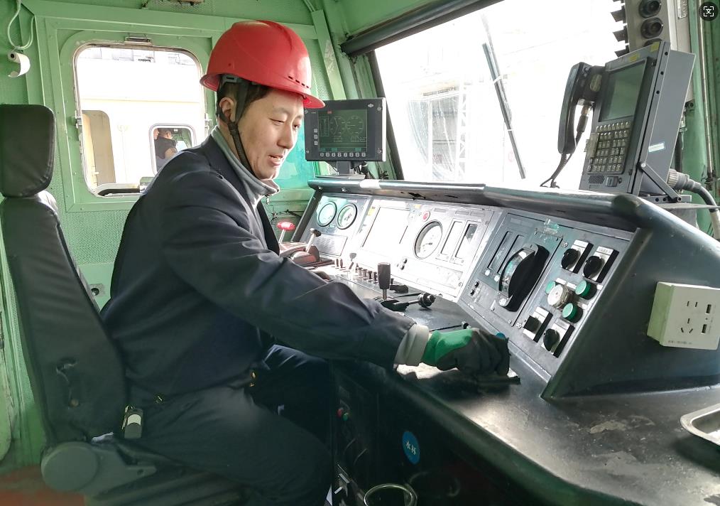 韓文盛正在檢查司機(jī)室操作臺。張秋生 攝