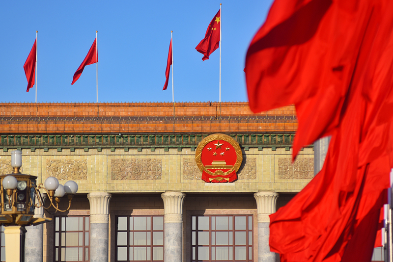 2024年3月8日，北京上空現(xiàn)“兩會(huì)藍(lán)”，人民大會(huì)堂前紅旗飄揚(yáng)。