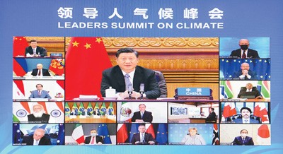 2021年4月22日晚，應(yīng)美國總統(tǒng)拜登邀請，國家主席習(xí)近平在北京以視頻方式出席領(lǐng)導(dǎo)人氣候峰會(huì)，并發(fā)表題為《共同構(gòu)建人與自然生命共同體》的重要講話。新華社記者 李 響攝