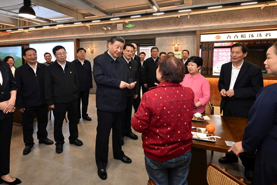 △2024年4月22日，習(xí)近平總書(shū)記來(lái)到重慶九龍坡區(qū)謝家灣街道民主村社區(qū)考察。