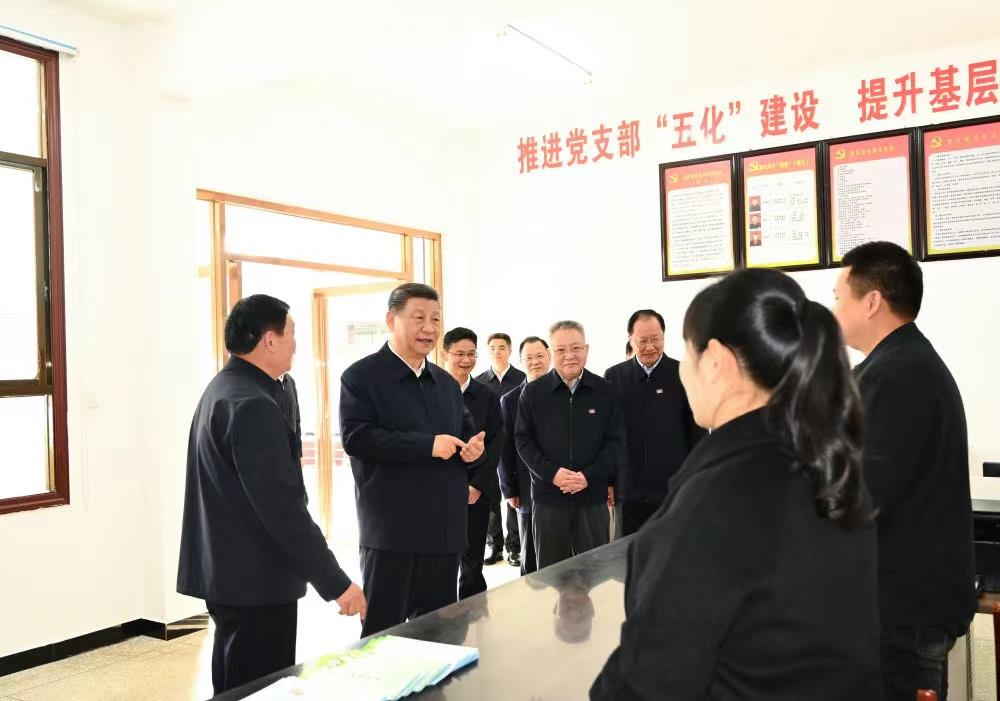 △2024年3月19日，習(xí)近平總書(shū)記在湖南常德市鼎城區(qū)謝家鋪鎮(zhèn)港中坪村黨群服務(wù)中心了解當(dāng)?shù)貫榛鶎訙p負(fù)、提升基層治理效能等情況。