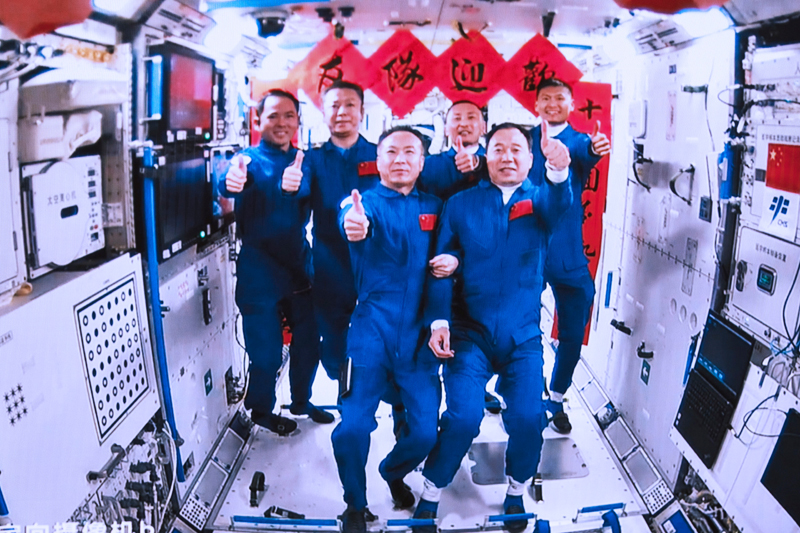 2023年5月30日，在北京航天飛行控制中心拍攝的神舟十五號(hào)航天員乘組與神舟十六號(hào)航天員乘組拍下“全家福”的畫(huà)面。