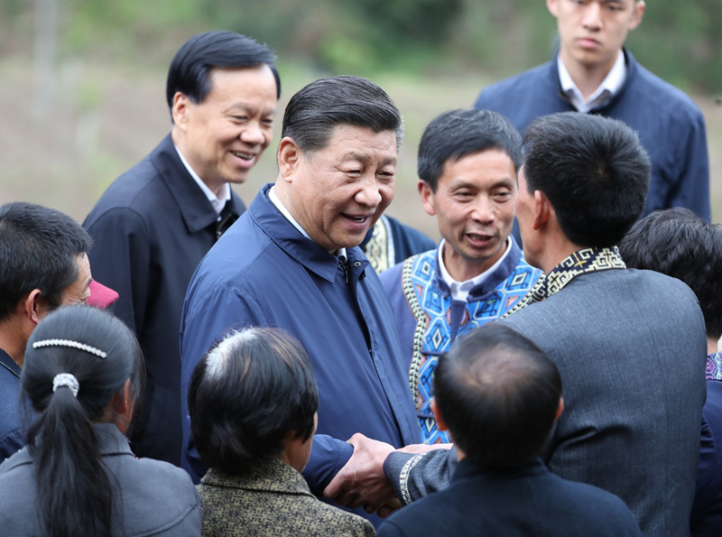 2019年4月15日至17日，中共中央總書記、國家主席、中央軍委主席習近平在重慶考察，并主持召開解決“兩不愁三保障”突出問題座談會。這是4月15日下午，習近平在石柱土家族自治縣中益鄉(xiāng)華溪村同村民親切交流。新華社記者 丁海濤 攝
