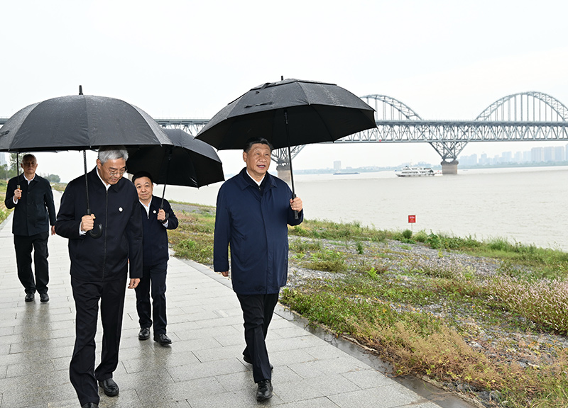 2023年10月10日至13日，中共中央總書記、國家主席、中央軍委主席習(xí)近平在江西考察。這是10日下午，習(xí)近平在長江國家文化公園九江城區(qū)段考察時，冒雨沿江堤步行察看沿岸風(fēng)貌。新華社記者 謝環(huán)馳 攝