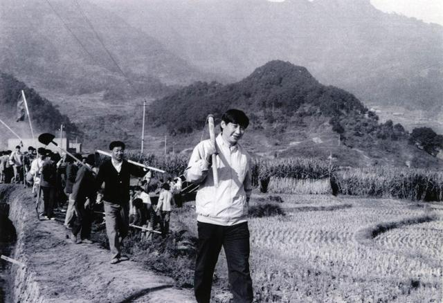 1989年12月2日，時任中共寧德地委書記的習(xí)近平帶領(lǐng)地直機關(guān)千余名干部到寧德縣南漈水利工地參加清溝排障修整水渠勞動。新華社發(fā)