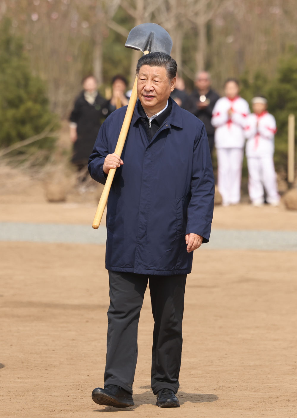 2024年4月3日，黨和國家領(lǐng)導(dǎo)人習(xí)近平、李強、趙樂際、王滬寧、蔡奇、丁薛祥、李希、韓正等來到北京市通州區(qū)潞城鎮(zhèn)參加首都義務(wù)植樹活動。這是習(xí)近平扛起鐵鍬走向植樹地點。新華社記者 龐興雷 攝
