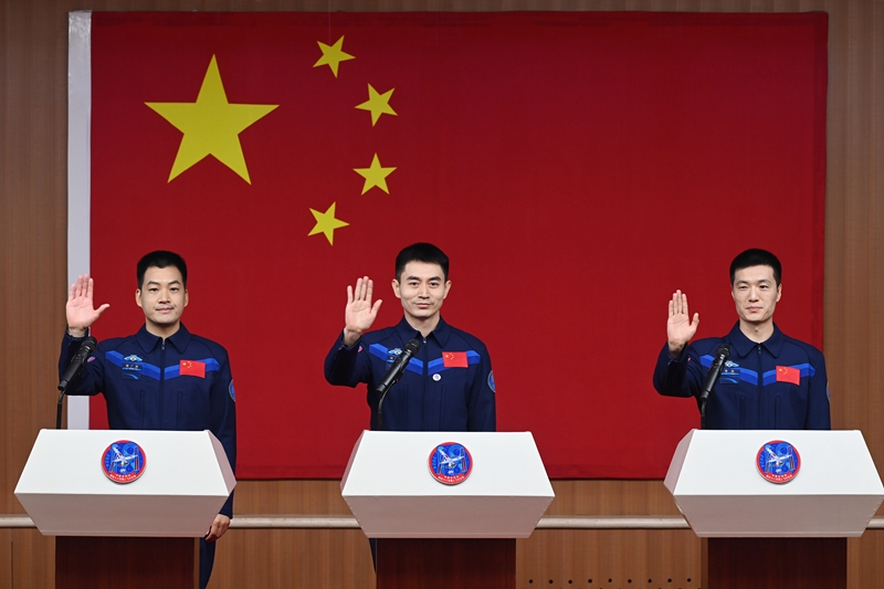 2024年月24日，神舟十八號(hào)載人飛行任務(wù)航天員葉光富（中）、李聰（右）、李廣蘇在酒泉衛(wèi)星發(fā)射中心問天閣與媒體記者集體見面。