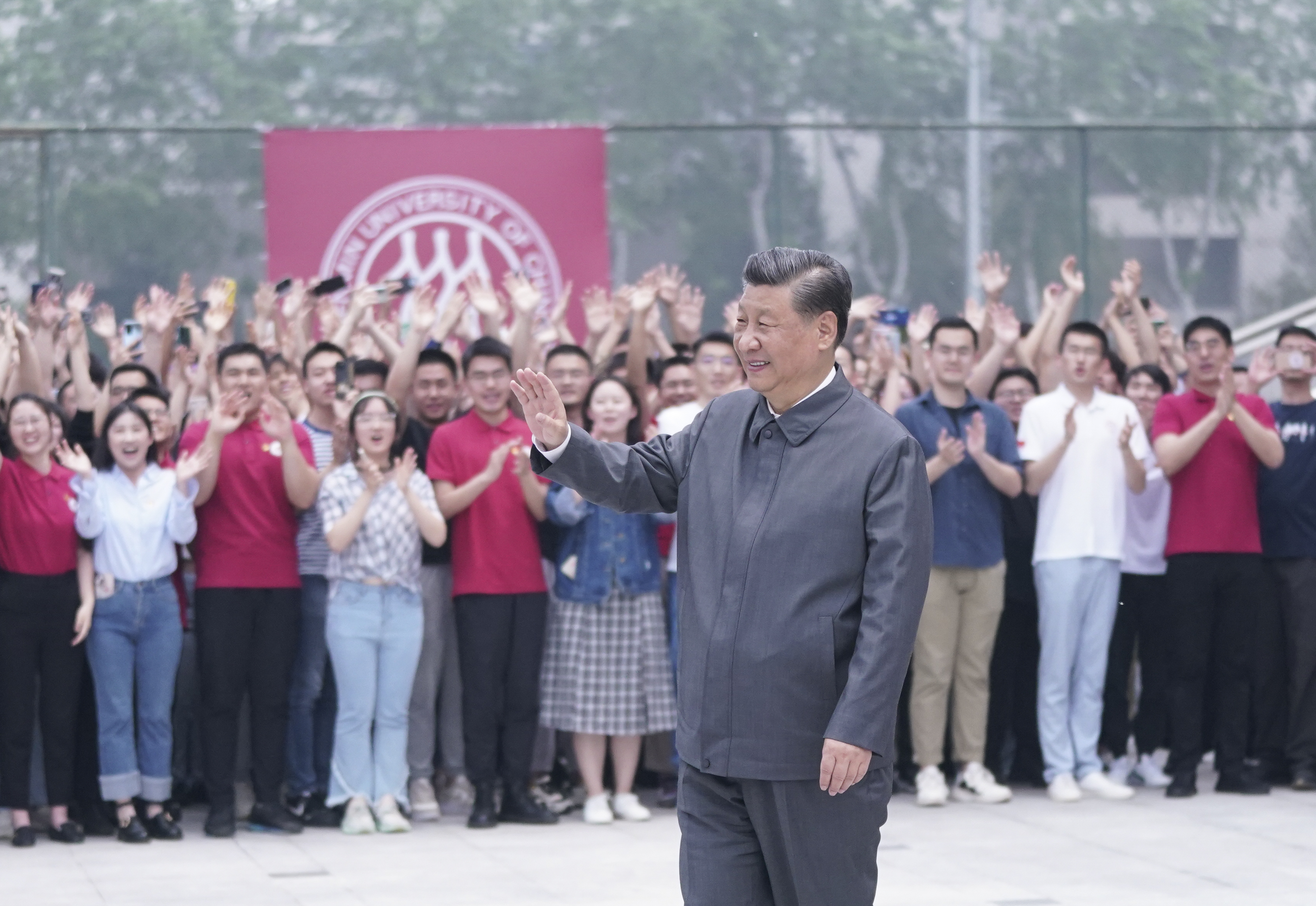 2022年4月25日，習(xí)近平總書(shū)記來(lái)到中國(guó)人民大學(xué)考察調(diào)研。這是習(xí)近平向師生們揮手致意。
