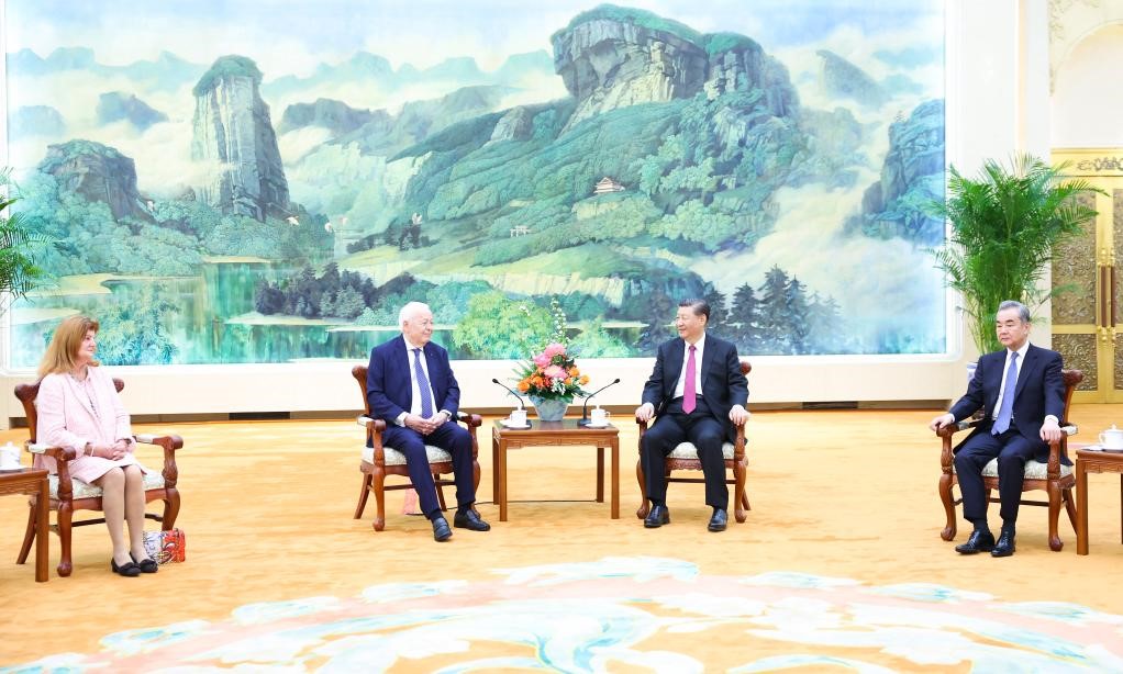 2024年4月8日，國(guó)家主席習(xí)近平在北京人民大會(huì)堂會(huì)見(jiàn)法國(guó)梅里?；饡?huì)主席梅里埃夫婦。新華社記者 黃敬文 攝