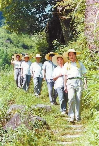 1989年7月，習(xí)近平在壽寧縣山村。