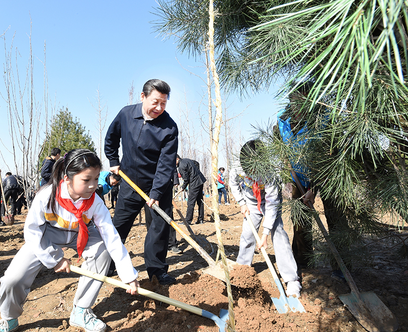 2015年4月3日，習(xí)近平總書記同大家一起植樹。