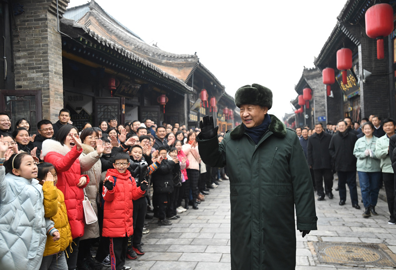 2022年1月27日，習(xí)近平總書記在平遙古城向現(xiàn)場(chǎng)群眾揮手致意。